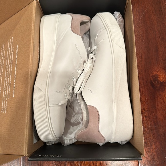 Naturalizer Sneakers - Size 8 Wide - Picture 10 of 11